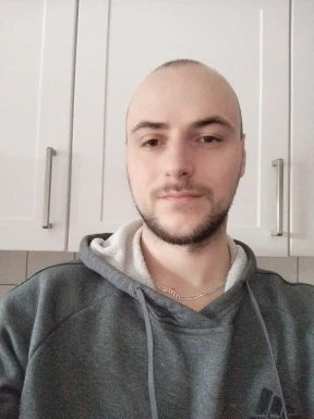 <span>Jonathan, 26</span>&nbsp;<span style='width: 25px; height: 16px; float: right; background-image: url(/bitmaps/flags_small/DE.PNG)'>&nbsp;</span><br><span>Bremen, Alemanha</span>&nbsp;<input type='button' class='joinbtn' style='float: right' value='JOIN NOW' />