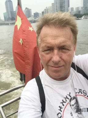 <span>Magnus, 64</span>&nbsp;<span style='width: 25px; height: 16px; float: right; background-image: url(/bitmaps/flags_small/SE.PNG)'>&nbsp;</span><br><span>Karlskrona, Suécia</span>&nbsp;<input type='button' class='joinbtn' style='float: right' value='JOIN NOW' />