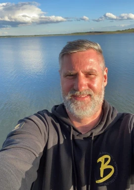 <span>Torsten, 53</span>&nbsp;<span style='width: 25px; height: 16px; float: right; background-image: url(/bitmaps/flags_small/DE.PNG)'>&nbsp;</span><br><span>Cologne, Germany</span>&nbsp;<input type='button' class='joinbtn' style='float: right' value='JOIN NOW' />